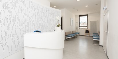 Schönheitskliniken - Bauchdeckenstraffung - Eingangsbereich - Standort Gallup Frankfurt - Schönheitskliniken am Main