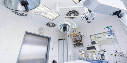 Schönheitskliniken - Brustverkleinerung - moderner OP - Saal Standort Offenbach - Schönheitskliniken am Main