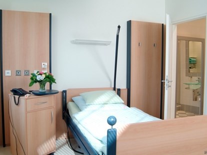 Schönheitskliniken - Halsstraffung - Patientenzimmer auf Hotel-Niveau - hier können Sie sich wohlfühlen. - Moser-Klinik Bonn