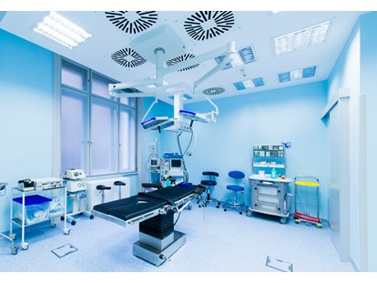 Schönheitskliniken - Tschechien - Blauer Operationssaal - Medicom Clinic Prag