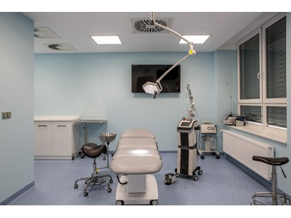 Schönheitskliniken - Halsstraffung - Kleiner Operationssaal - Medicom Clinic Brünn